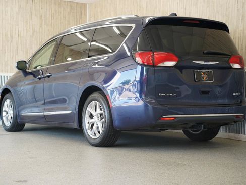 Used 2018 Chrysler Pacifica Limited FWD image 7