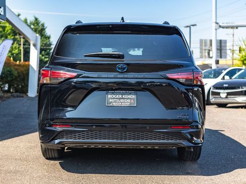 Used 2024 Toyota Sienna XSE w/ XSE Premium Package AWD/4WD image 8
