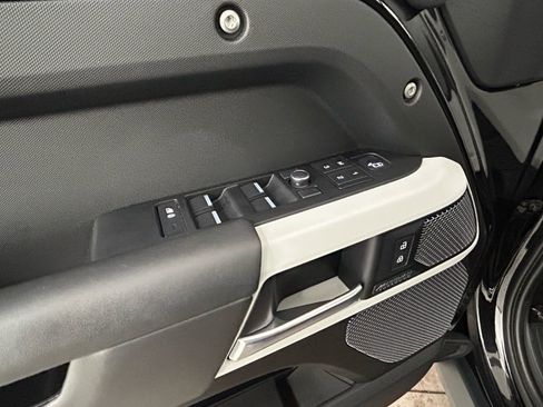 Used 2020 Land Rover Defender 110 HSE image 24