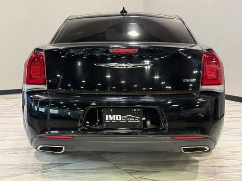 Used 2019 Chrysler 300 Touring w/ Sport Appearance Package image 7