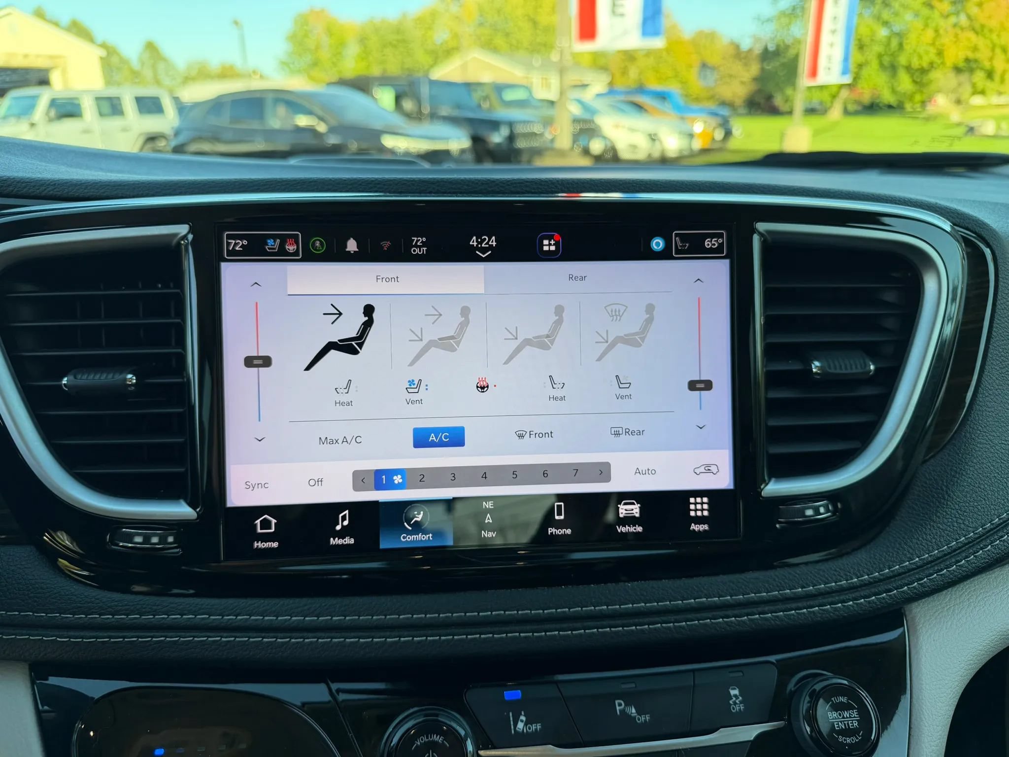 Used 2023 Chrysler Pacifica Limited w/ Uconnect Theater Family Group FWD image 25