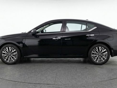 Used 2025 Nissan Altima 2.5 SV FWD image 5