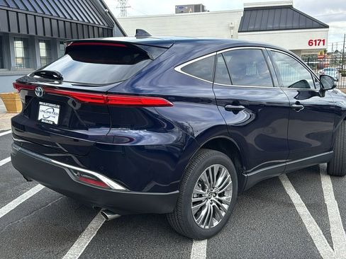 Used 2023 Toyota Venza Limited image 3
