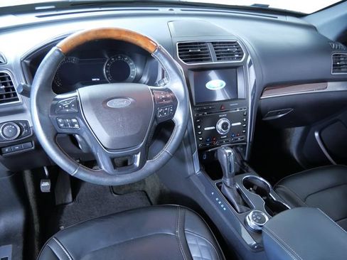 Certified 2018 Ford Explorer Platinum AWD/4WD image 2
