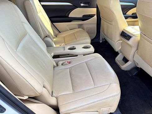 Used 2019 Toyota Highlander XLE image 25