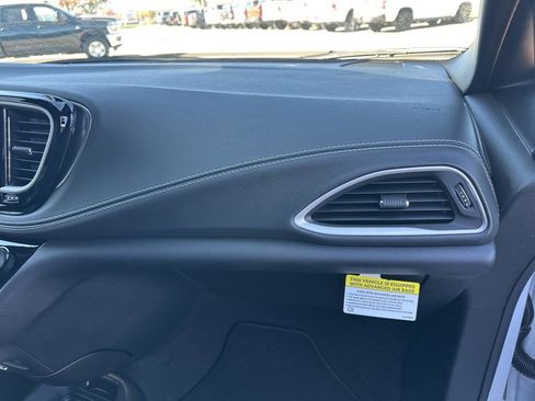 New 2026 Chrysler Pacifica Select image 60