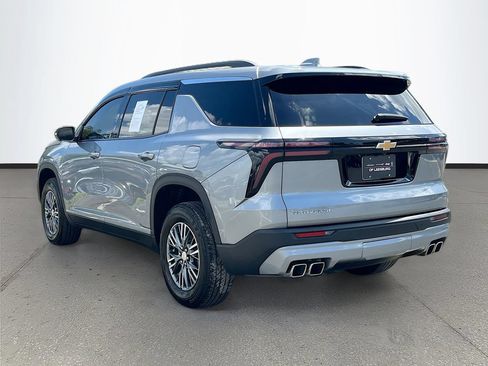 Used 2024 Chevrolet Traverse LT FWD image 5