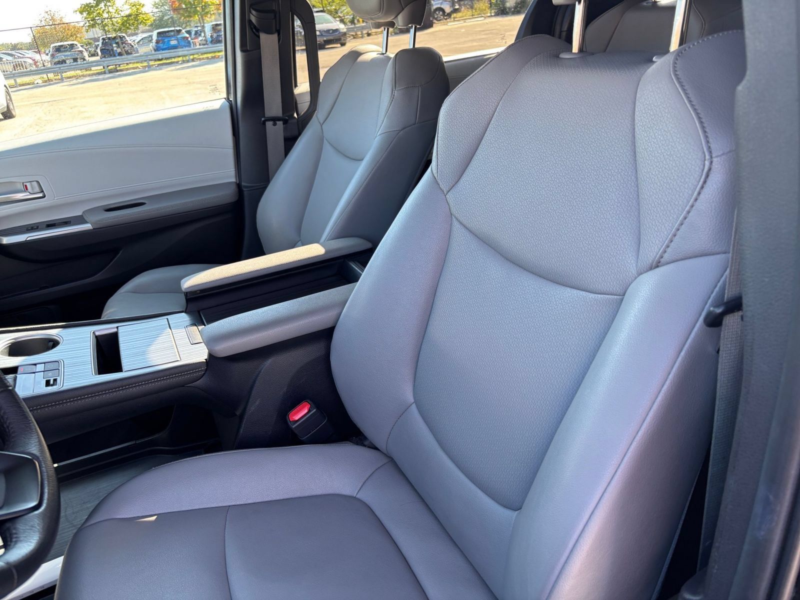 Used 2025 Toyota Sienna XLE FWD image 37