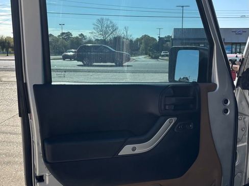 Used 2012 Jeep Wrangler Unlimited Sahara image 8