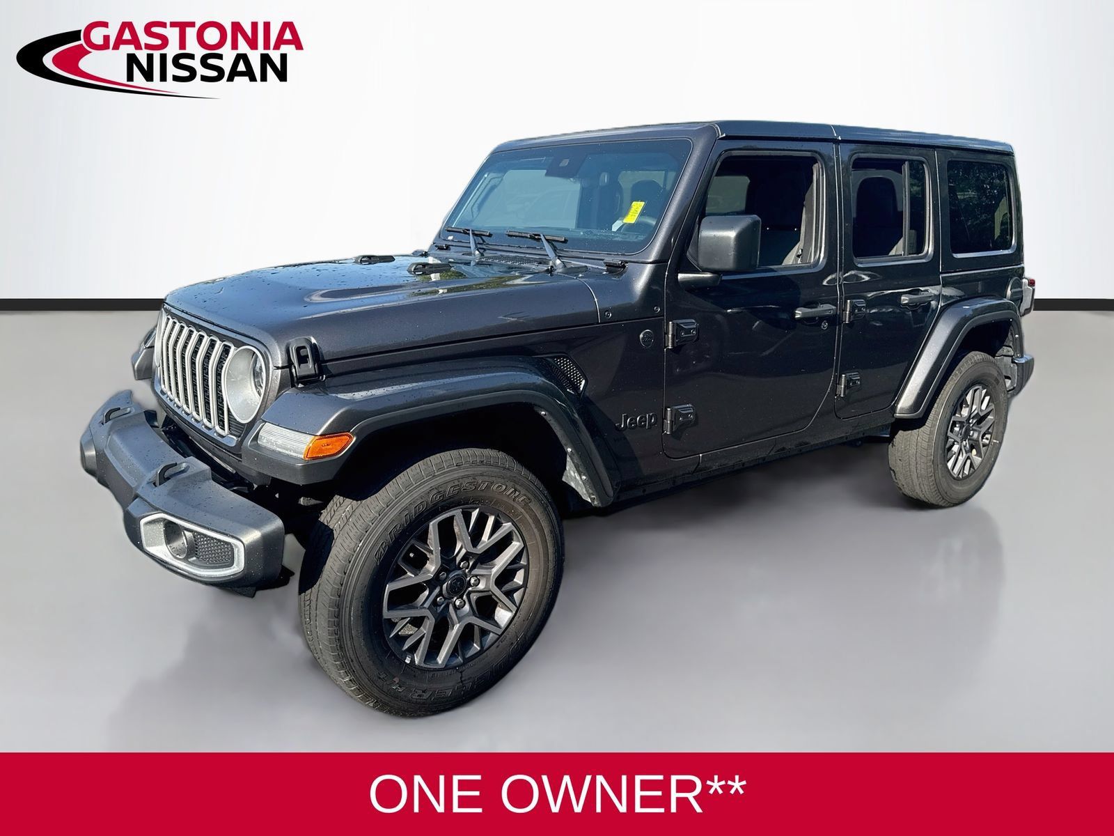 Used 2025 Jeep Wrangler Unlimited Sahara AWD/4WD image 3