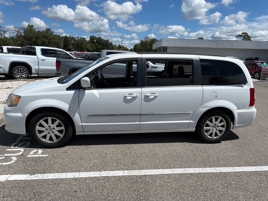 Used 2016 Chrysler Town & Country Touring FWD image 5
