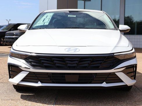 New 2025 Hyundai Elantra Limited image 8