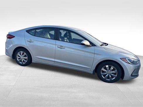 Used 2017 Hyundai Elantra SE image 9