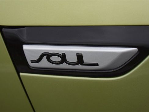 Used 2016 Kia Soul + image 12