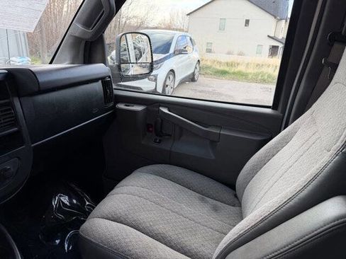 Used 2017 GMC Savana 2500 image 17