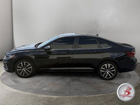 Used 2025 Volkswagen Jetta SE FWD image 4
