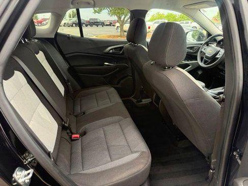 Used 2025 Chevrolet Trax LS w/ LS Convenience Package FWD image 4