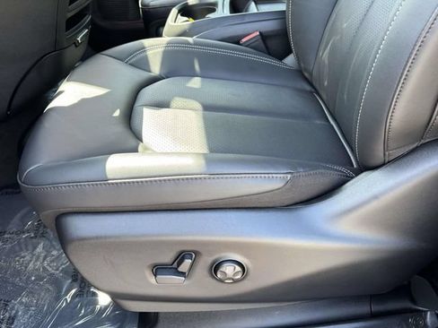 New 2027 Chrysler Pacifica Select FWD image 17