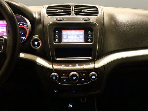 Used 2019 Dodge Journey SE image 25