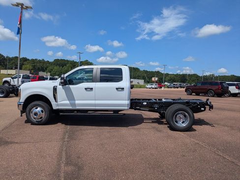 New 2026 Ford F350 4x4 Crew Cab DRW Super Duty image 5
