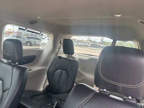 Used 2022 Chrysler Pacifica Touring-L FWD image 24