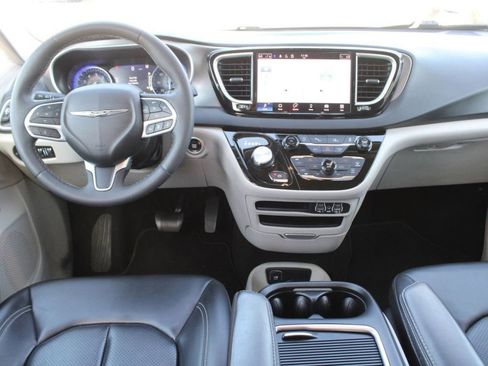 Used 2023 Chrysler Pacifica Touring-L FWD image 16