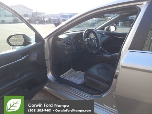 Used 2022 Toyota Camry SE image 9