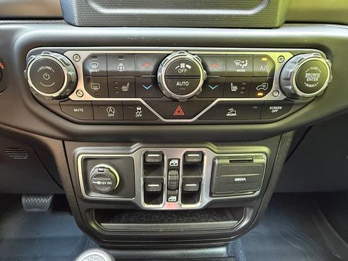 Used 2021 Jeep Gladiator Sport AWD/4WD image 23