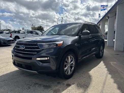 Used 2022 Ford Explorer XLT w/ Equipment Group 202A image 3