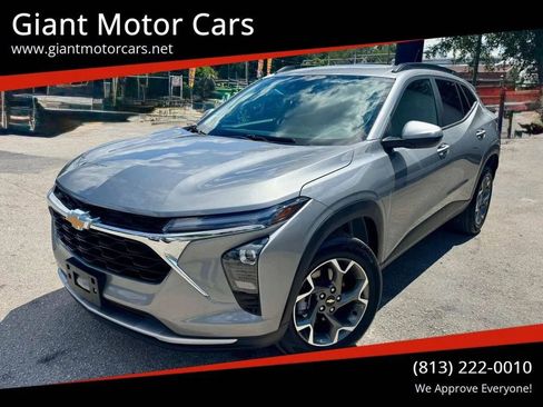 Used 2025 Chevrolet Trax LT FWD image 1