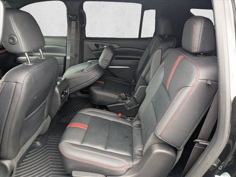 Used 2025 Chevrolet Traverse RS AWD/4WD image 17