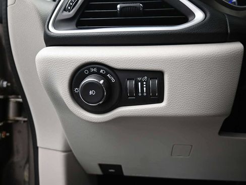 Used 2017 Chrysler Pacifica Touring-L FWD image 10