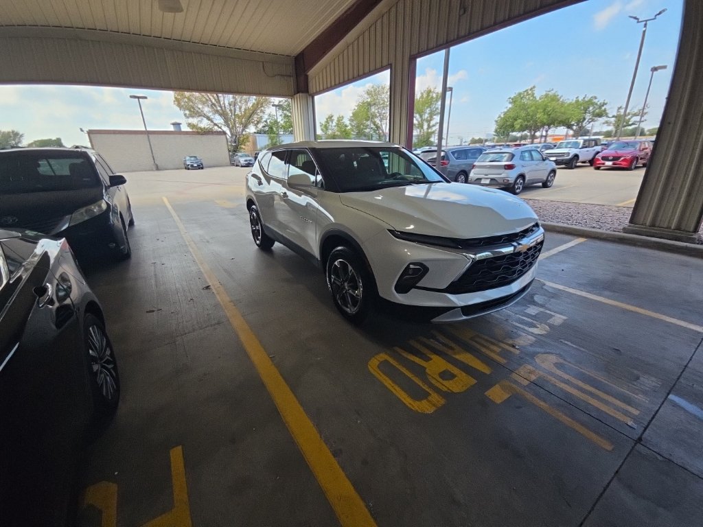 Used 2025 Chevrolet Blazer LT FWD image 6