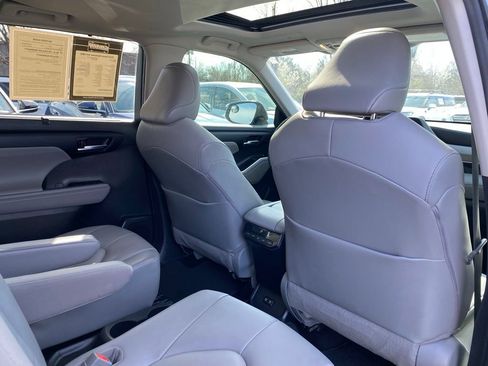 Used 2020 Toyota Highlander XLE image 37