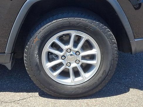 Used 2019 Jeep Grand Cherokee Laredo RWD image 24