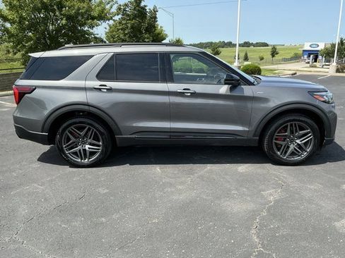 Used 2025 Ford Explorer ST-Line w/ ST-Line Street Pack AWD/4WD image 3