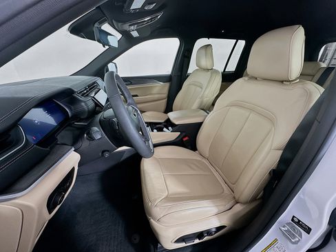 Used 2023 Jeep Grand Cherokee Limited w/ Luxury Tech Group II image 13