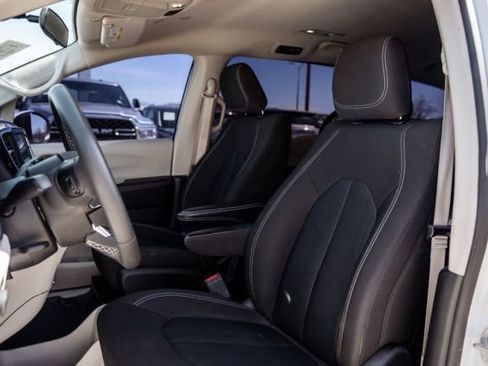 Used 2022 Chrysler Voyager LX FWD image 23