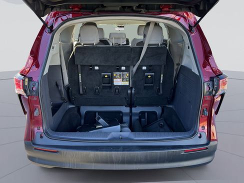 Used 2022 Toyota Sienna LE image 25