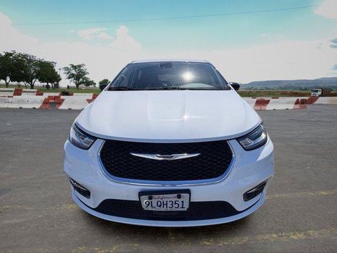 Used 2024 Chrysler Pacifica Limited FWD image 6