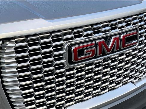 Used 2021 GMC Yukon Denali w/ Denali Premium Package image 28