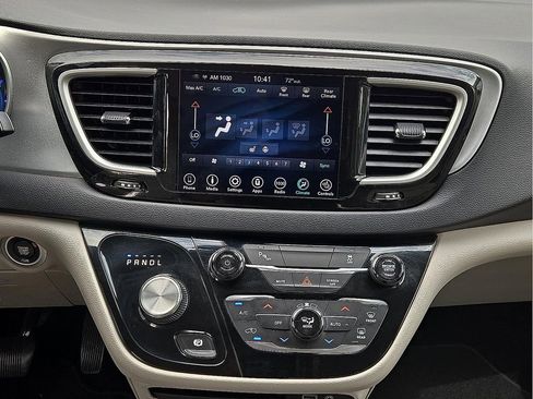 Used 2019 Chrysler Pacifica Touring-L image 13