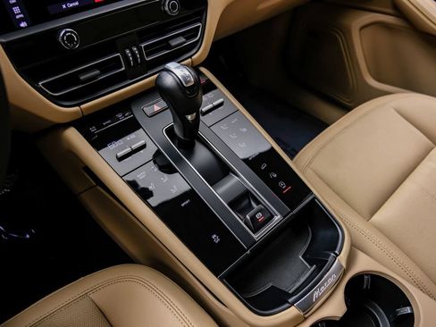 Used 2024 Porsche Macan AWD/4WD image 27