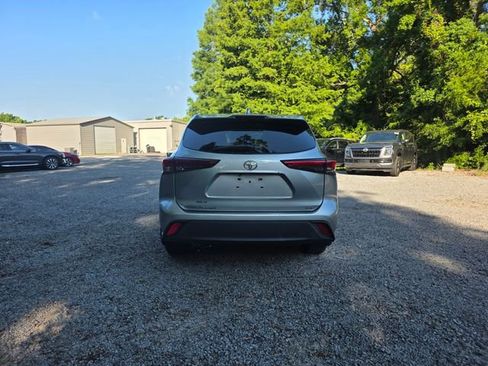 Used 2020 Toyota Highlander XLE FWD image 5