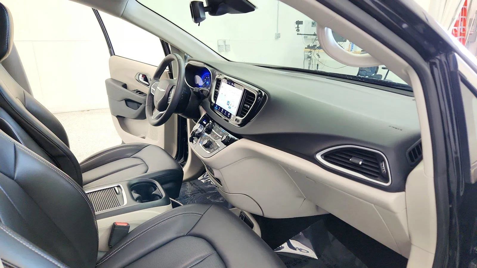 Used 2023 Chrysler Pacifica Touring-L FWD image 31