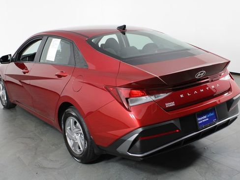 Certified 2025 Hyundai Elantra SE image 4