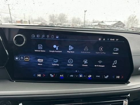 Used 2025 Chevrolet Traverse LT image 14