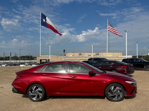 Used 2025 Hyundai Elantra SEL FWD image 25