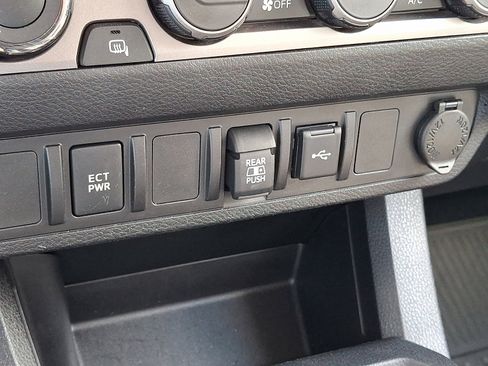 Certified 2022 Toyota Tacoma SR5 AWD/4WD image 23