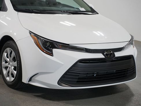 Certified 2025 Toyota Corolla LE FWD image 4